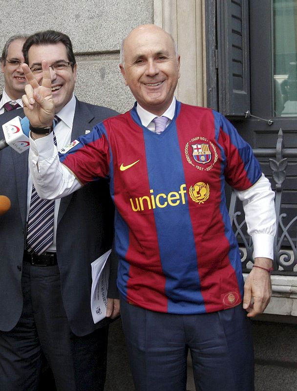 El portavoz de CiU en el Congreso, Josep Antoni Duran Lleida vistió una camiseta azulgrana ante los medios de comunicación