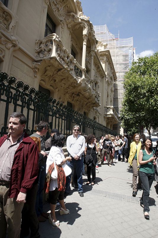 Se han registrado colas de varios centenares de personas, que quieren darle un último adiós al genial artista.