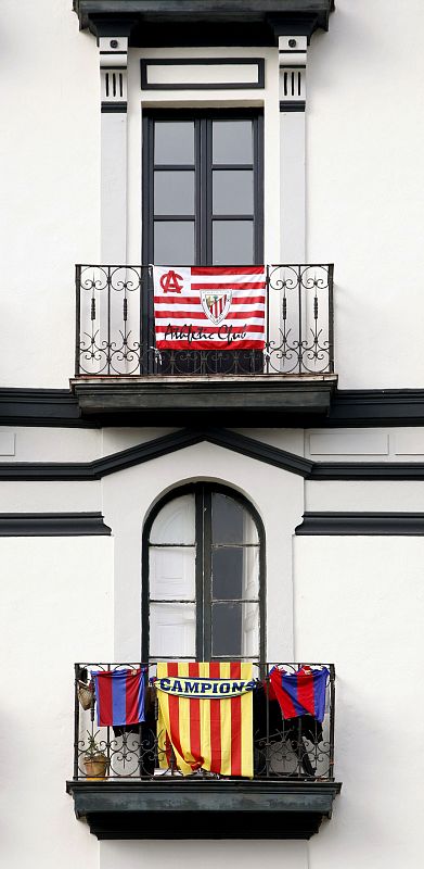 Vista de dos viviendas en el Casco Viejo de Bilbao, la de arriba rojiblanca y la de abajo blaugrana.