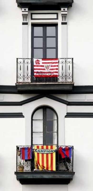 Vista de dos viviendas en el Casco Viejo de Bilbao, la de arriba rojiblanca y la de abajo blaugrana.