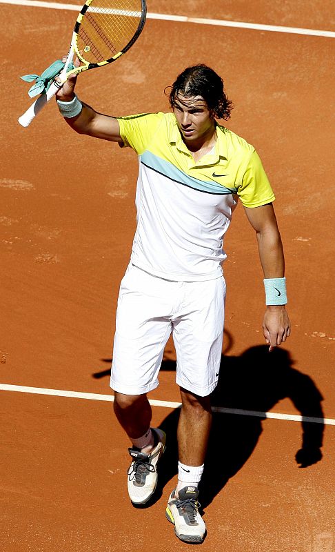 El tenista español Rafael Nadal saluda al público tras su victoria ante el austriaco Jurgen Melzer.