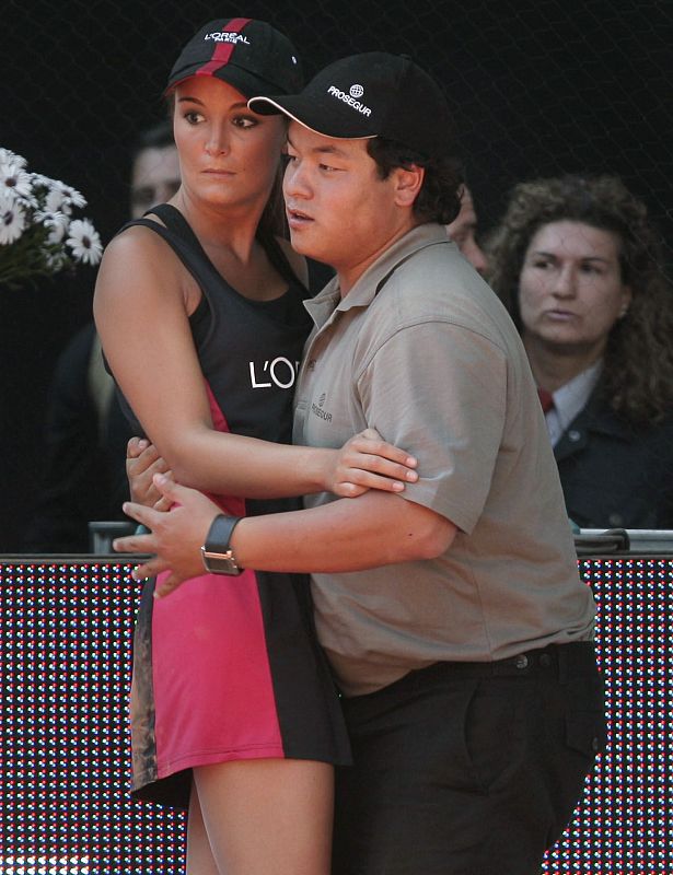 Un juez de línea asiste a una recogepelotas después de desmayarse durante el partido entre el tenista español Rafael Nadal y el austriaco Jurgen Melzer.