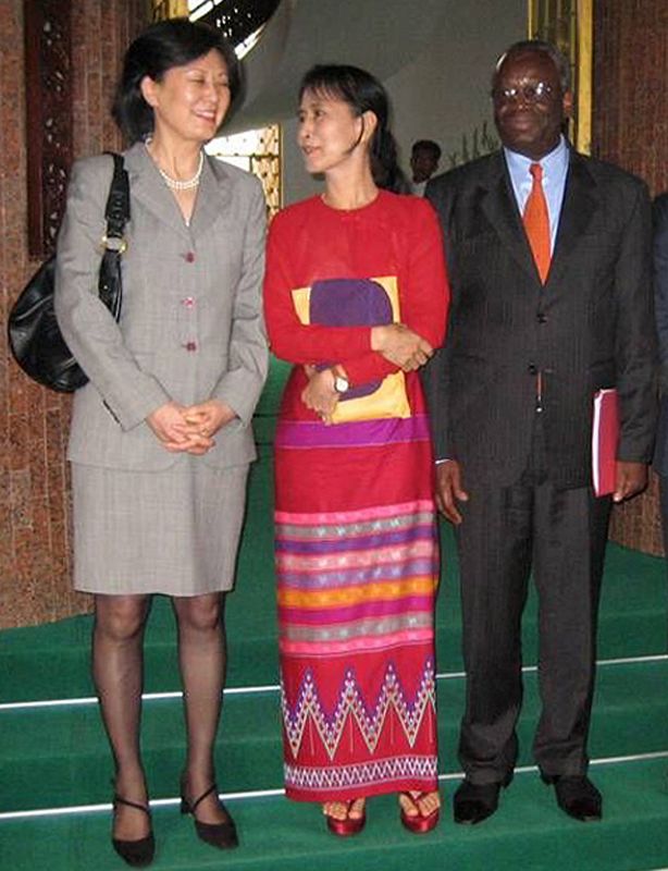 Suu Kyi poses with United Nations envoy Ibrahim Gambari and member of his team in Yangon