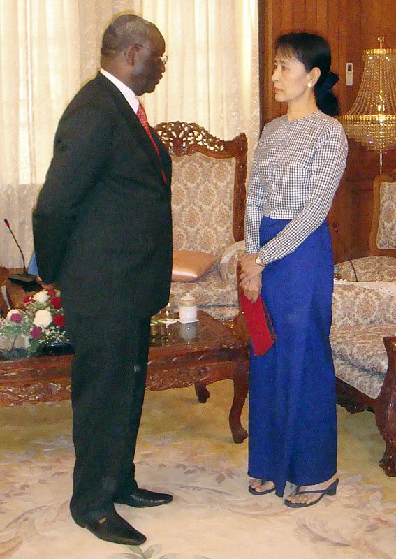 Ibrahim Gambari, enviado especial de la ONU, junto a San Suu Kyi.