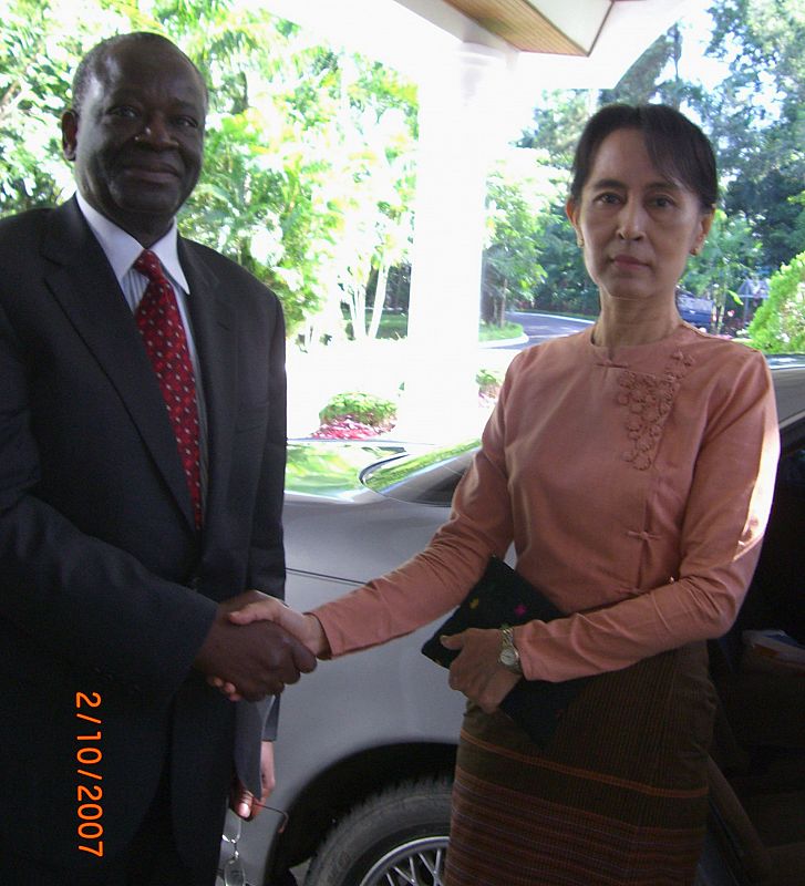 United Nations envoy Ibrahim Gambari shakes hands with Aung San Suu Kyi