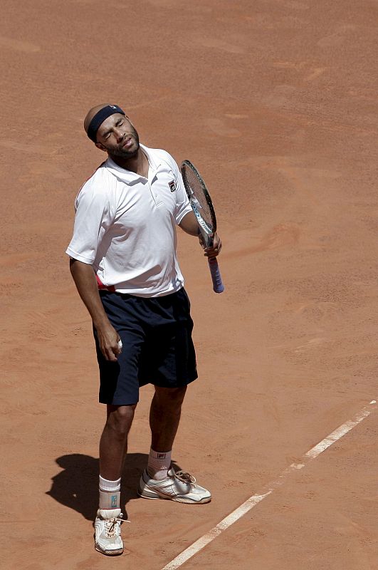 James Blake lamenta un punto fallido en su partido frente al suizo Roger Federer.