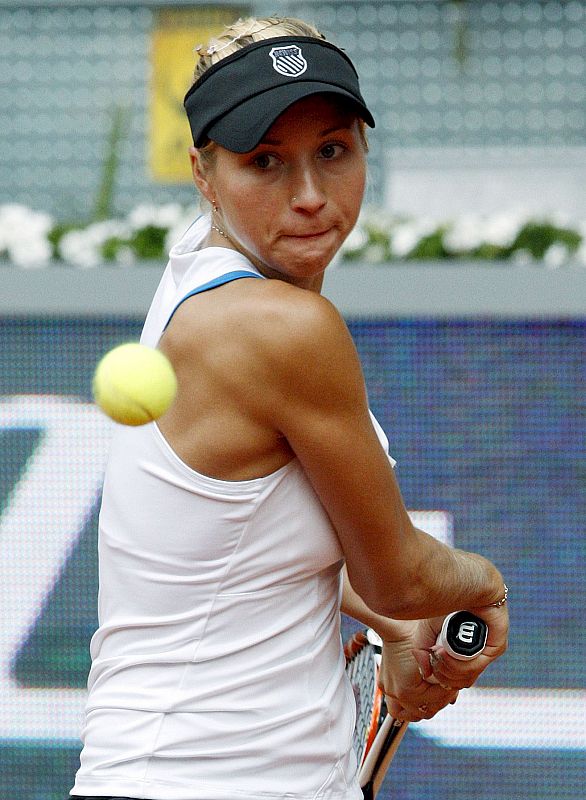 La tenista ucraniana Alona Bondarenko devuelve de revés ante la rusa Anna Chakvetadze, durante el partido de los octavos de final del Masters.