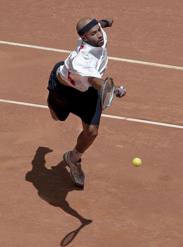 Blake golpea la pelota en su partido frente al suizo Roger Federer.