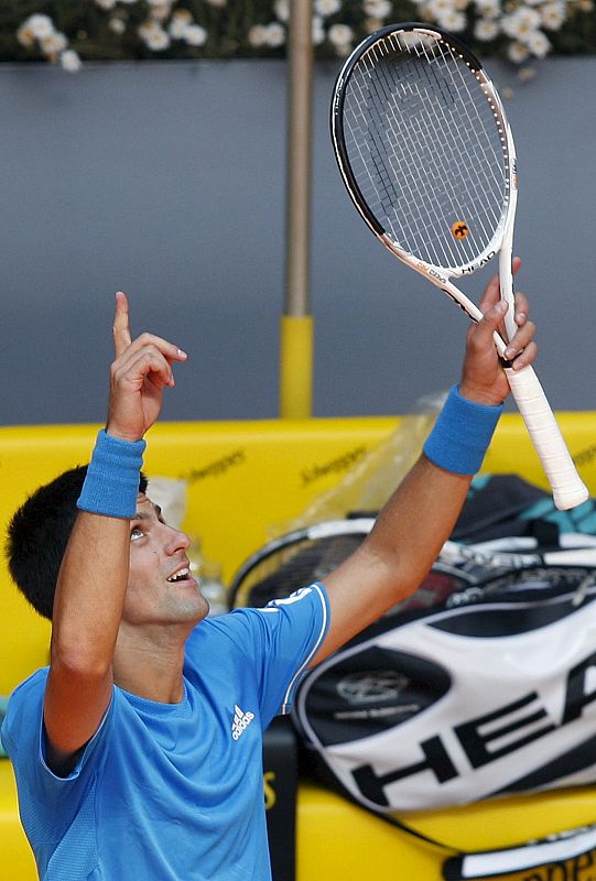 Novak Djokovic celebra su victoria ante el italiano Andreas Seppi.