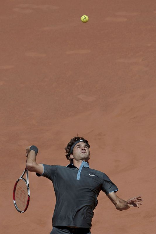 Roger Federer ejecuta un saque en su partido frente a Blake.