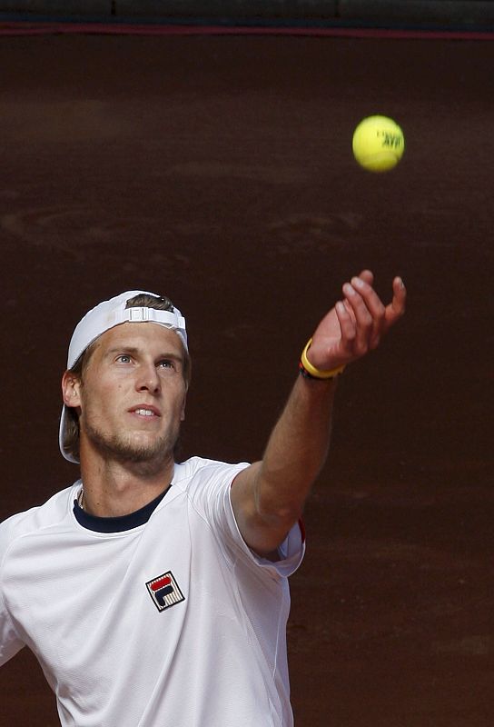 El tenista italiano Andreas Seppi efectúa un saque en su partido frente al serbio Novak Djokovic.