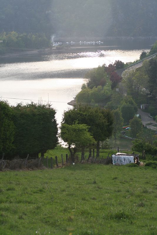 Como cada viaje en moto, los paisajes han cobrado un protagonismo especial. En la foto, un lago cercano a la localidad de Saint Flour.