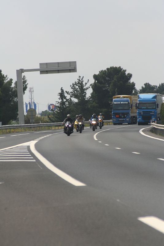 Los motoristas, en grupo por una autopista francesa.