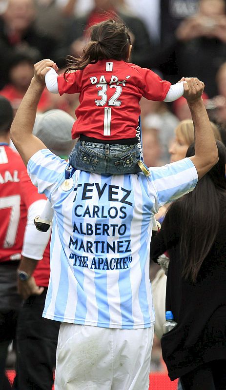 Tévez celebra el título con su hija y posa con la 'albiceleste' de la selección argentina.