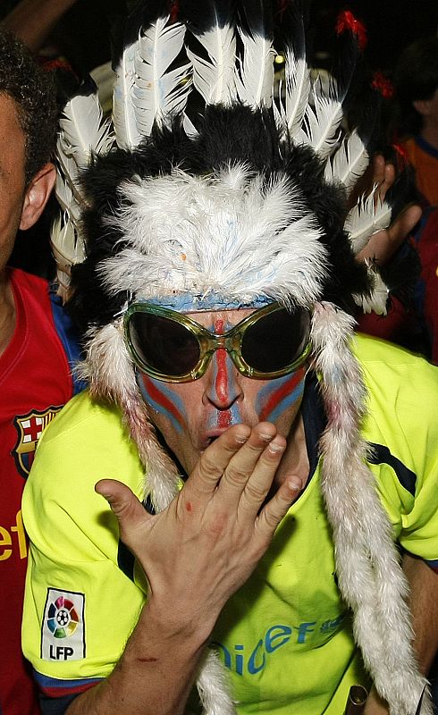 Barcelona's supporters celebrate after their team won the Spanish first division title for the 19th time at Barcelona's Ramblas