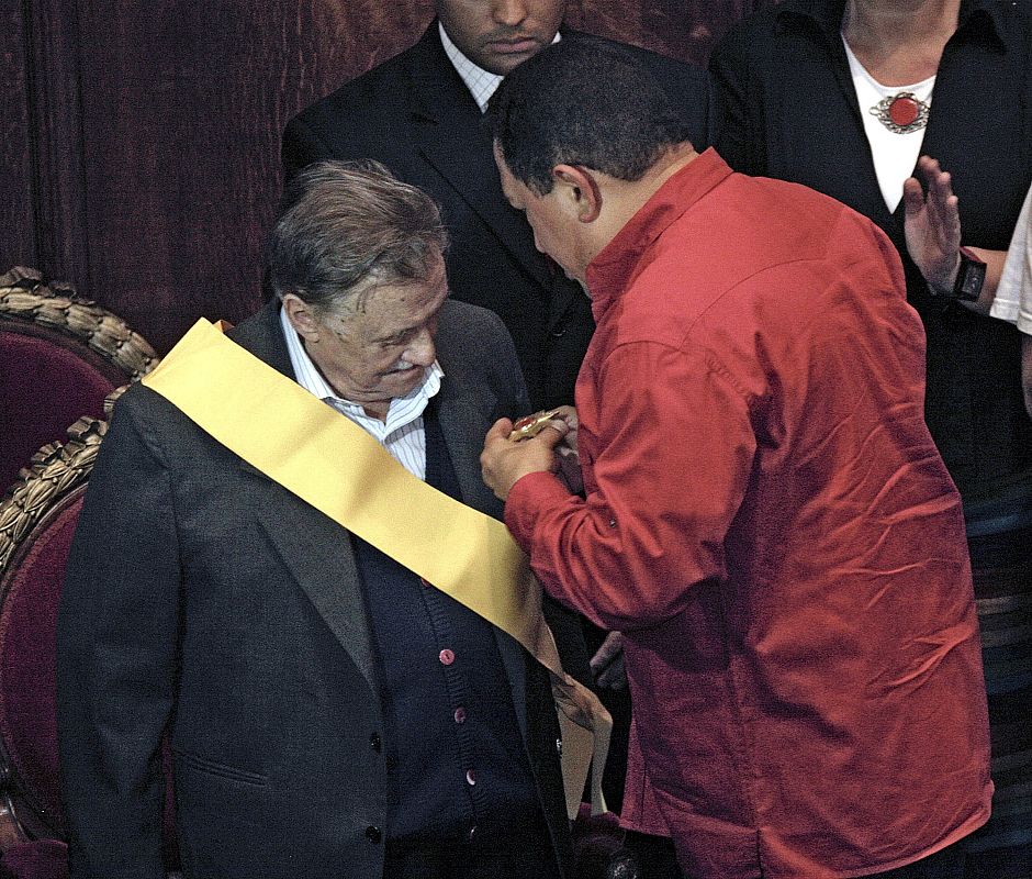 En la 34 Cumbre de Mercosur que acogió Montevideo en 2007, Benedetti fue condecorado por difundir la cultura entre la masa social.