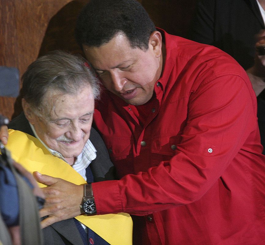 En 2007, Benedetti coincidió con Hugo Chávez, quien le condecoró.