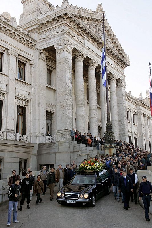 BENEDETTI INICIÓ SU ÚLTIMO PASEO POR MONTEVIDEO CAMINO DEL CEMENTERIO