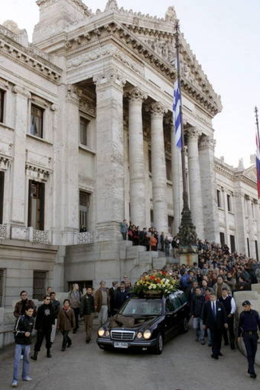 BENEDETTI INICIÓ SU ÚLTIMO PASEO POR MONTEVIDEO CAMINO DEL CEMENTERIO