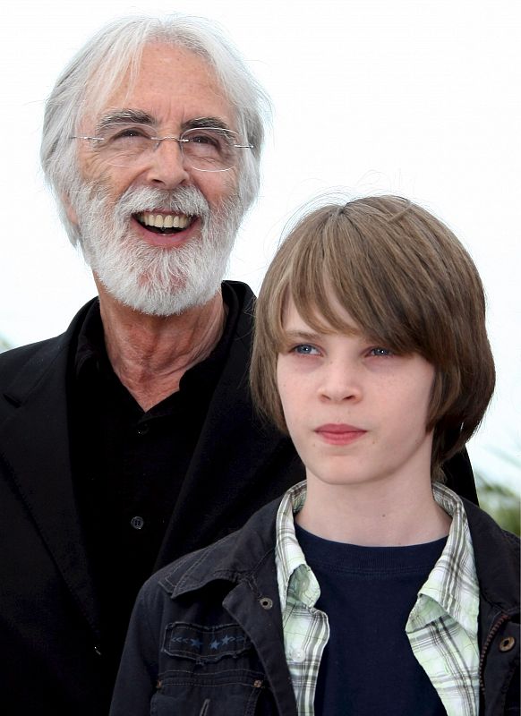 El director austríaco Michael Haneke y el actor Leonard Proxauf posan durante el pase gráfico de la película 'Das Weisse Band'.