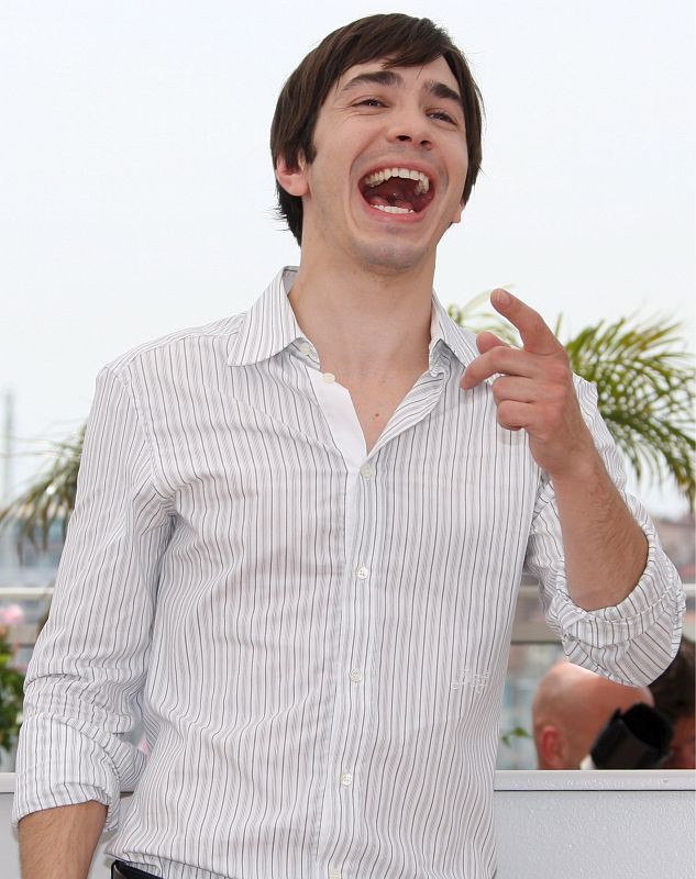 El actor estadounidense Justin Long ríe a carcajadas en Cannes, donde ha presentado la película 'Drag me to Hell'.