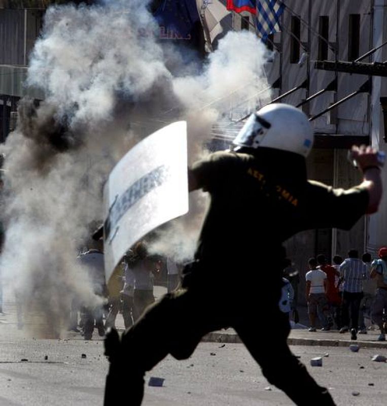 ENFRENTAMIENTOS ENTRE INMIGRANTES MUSULMANES Y LA POLICÍA EN ATENAS