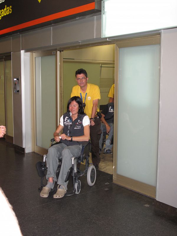 La alpinista Edurne Pasaban entra en el hall del aeropuerto de Barajas, inmediatamente después de tomar tierra.