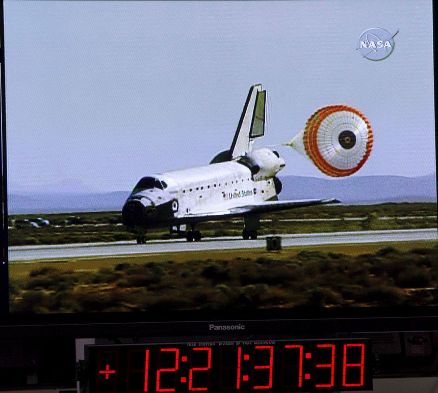 EL TRANSBORDADOR ESPACIAL ATLANTIS ATERRIZA FINALMENTE EN LA BASE DE LA FUERZA AÉREA EDWARDS, EN CALIFORNIA