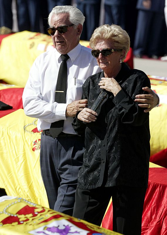 Los padres de uno de los militares fallecidos lloran desconsoladamente frente al ataúd de su hijo.