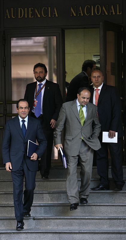 En noviembre archiva también la causa relativa a las irregularidades en las identificaciones. En enero de 2008, La Sala de lo Penal de la Audiencia obliga al juez a reabrir la investigación sobre las identificaciones.