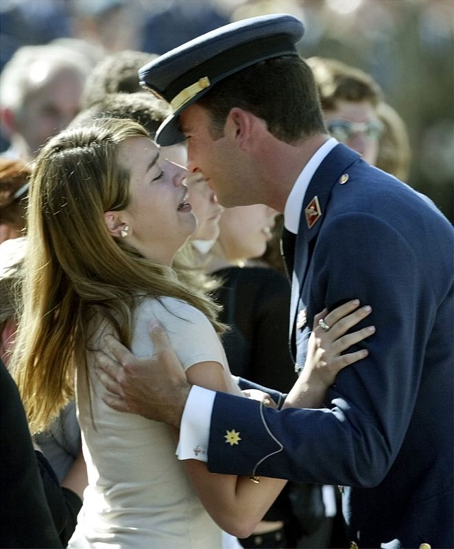 El entonces príncipe Felipe consuela a una de los familiares.