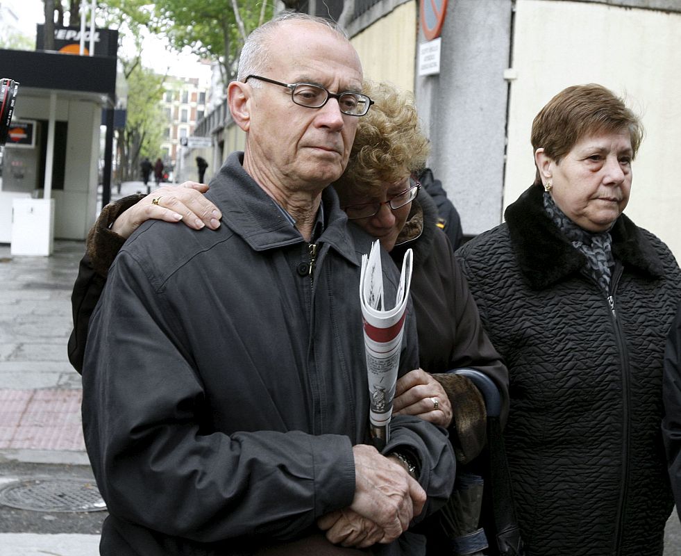 Las familias de las víctimas también testificaron ante la Audiencia Nacional. Todas se quejaron del trato recibido por el Ministerio de Defensa cuando les expusieron sus sospechas sobre los errores en las identificaciones. Uno de los testigos llegó a