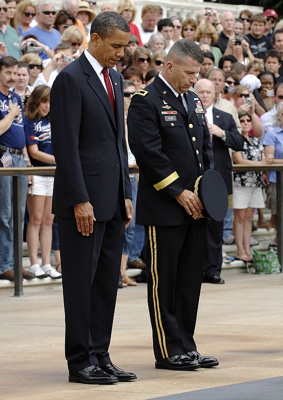 Obama y el General Richard Rowe guardan un minuto de silencio después de la ofrenda floral en la Tumba del Soldado Desconocido