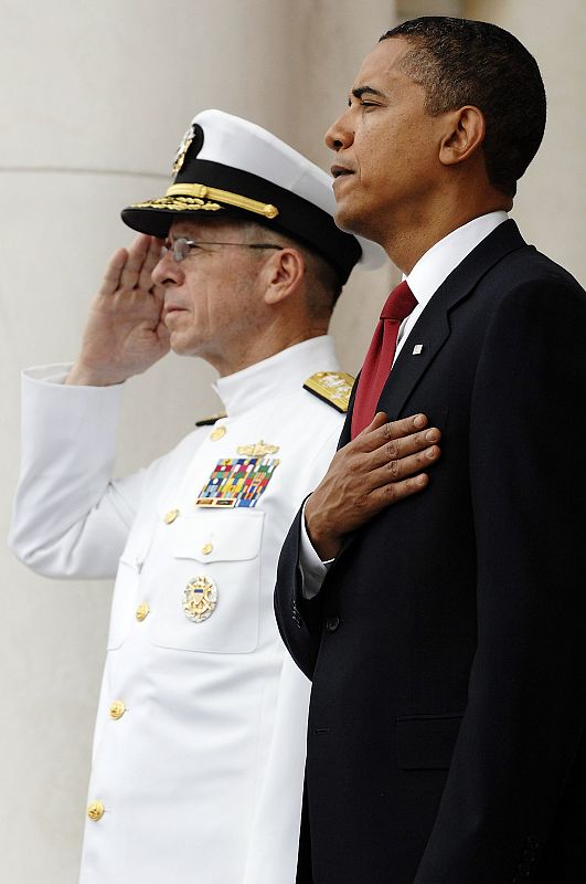 El Almirante Mullen y el Presidente Obama escuchan el himno en el Cementerio Nacional de Arlington