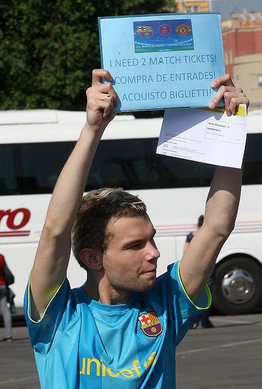 Un aficionado del FC Barcelona pide dos entradas para el partido.