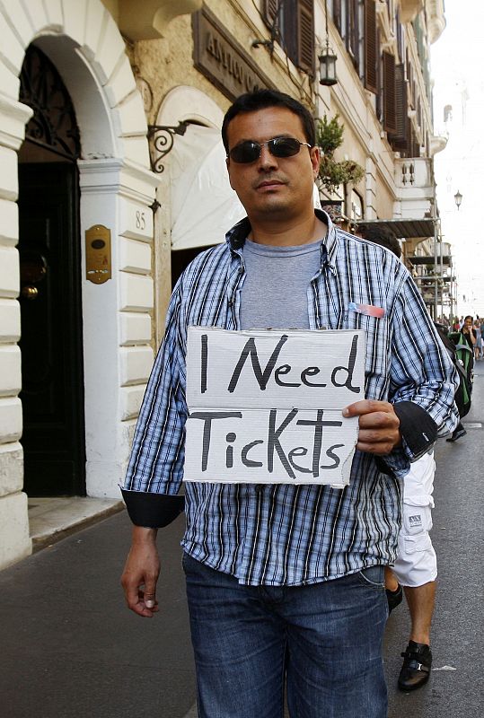 Un hombre busca desesperadamente entradas para la final de la Champions por las calles de Roma