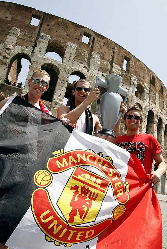 Aficionados del Manchester United frente al Coliseo romano