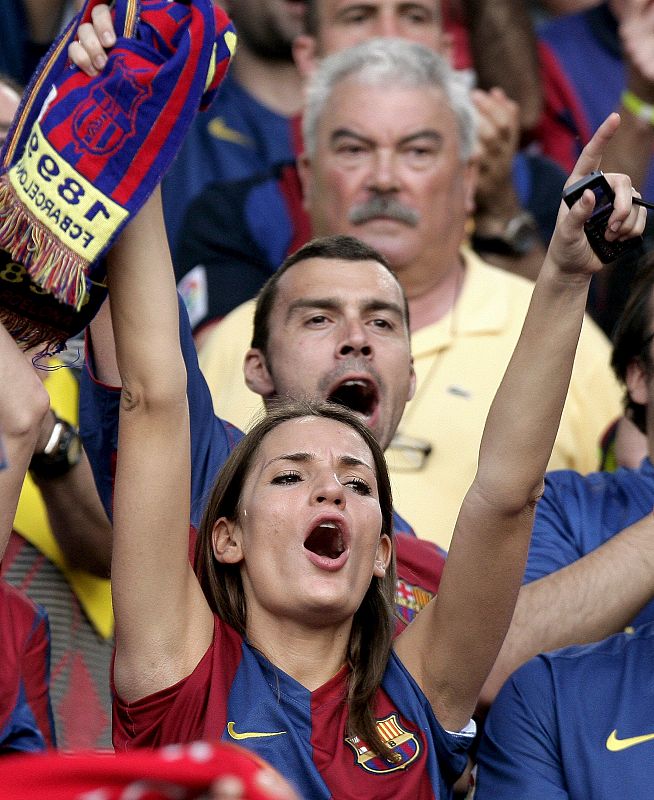 Seguidores del F.C.Barcelona animan a su equipo en la grada del Estadio Olímpico de Roma.