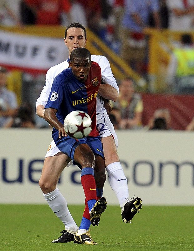 O'Shea lucha por el balón con el delantero camerunés del F.C.Barcelona Samuel Eto'o.