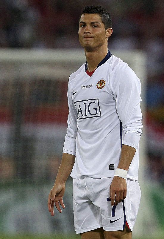 Cristiano Ronaldo se lamenta tras fallar una ocasión de gol frente al FC Barcelona.