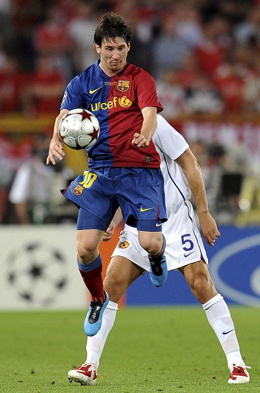 Rio Ferdinand lucha por el balón con el delantero argentino del F.C.Barcelona Lionel Messi.