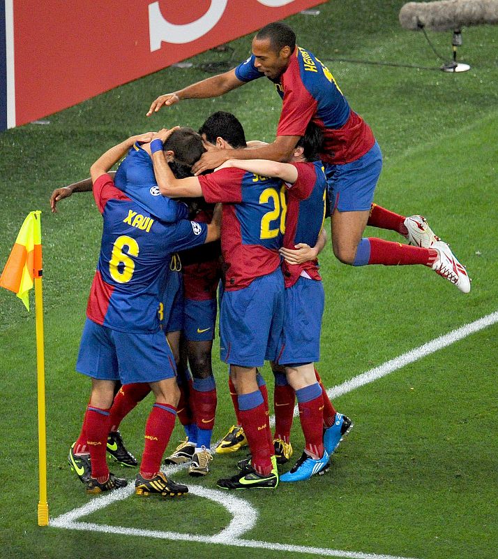 Los jugadores del FC Barcelona celebran el primer gol conseguido ante el Manchester United.