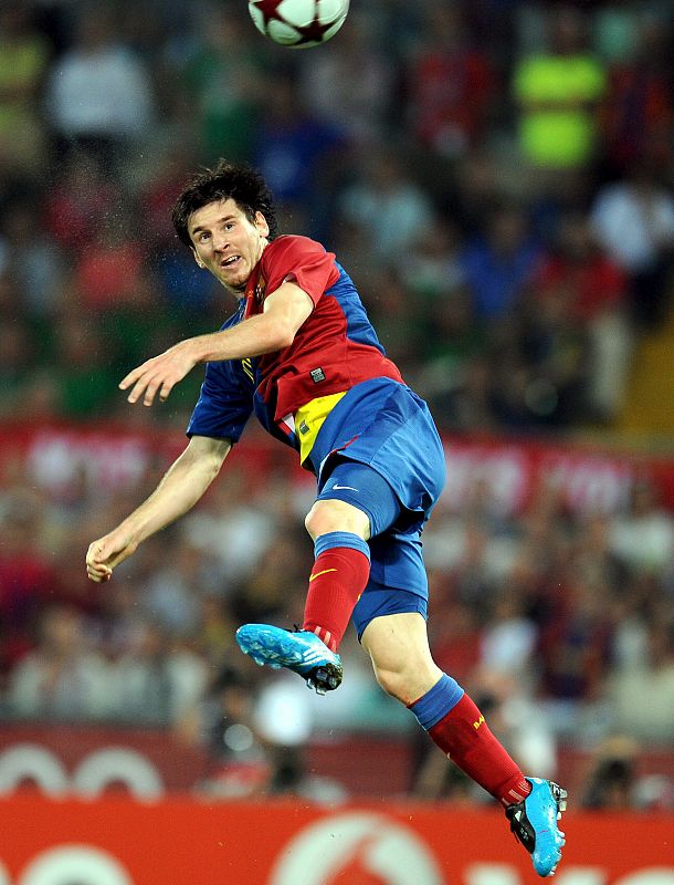 El futbolista Lionel Messi, del FC Barcelona, anota de cabeza el segundo gol de su equipo.