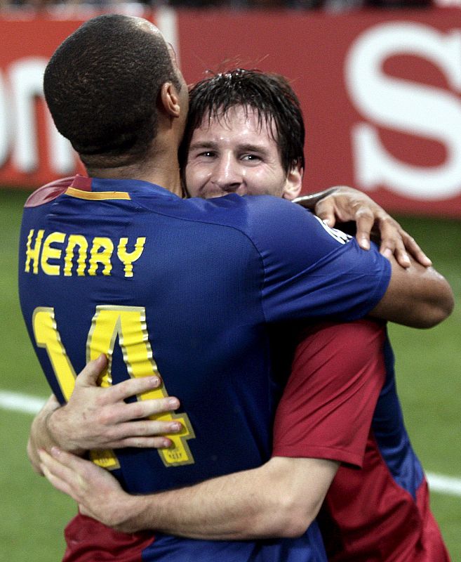 Lionel Messi celebra con su compañero de equipo Thierry Henry después de anotar el segundo gol.