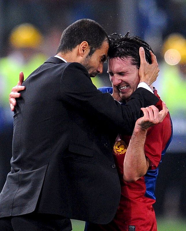 Messi celebra con Josep Guardiola después de anotar el segundo gol.