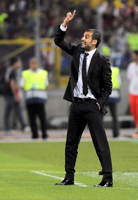 Josep Guardiola le da instrucciones a su equipo.
