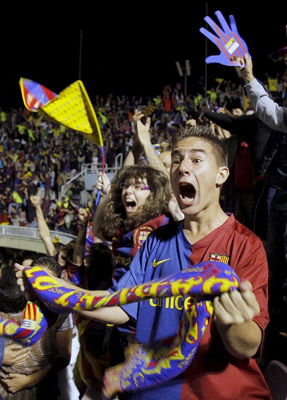 Un seguidor del F.C. Barcelona muestra su alegría.