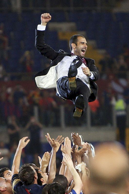 Manteado tras ganar la Champions 2009