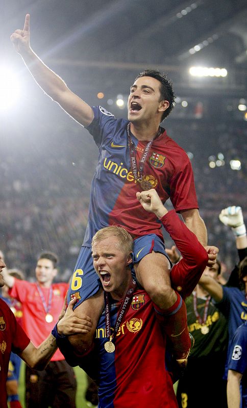 Xavier Hernández y Gudjohnsen, celebran la victoria del equipo blaugrana en la final de la Liga de Campeones.