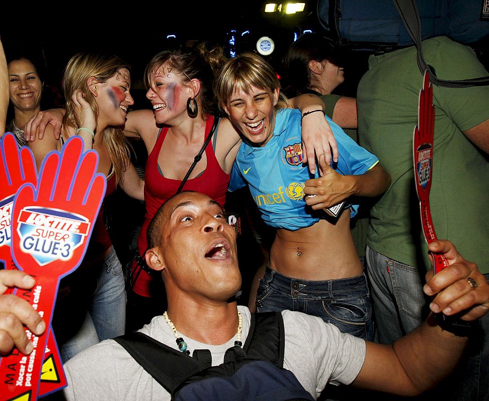 Todos los seguidores demuetran su euforia tras la consecución de la Champions.